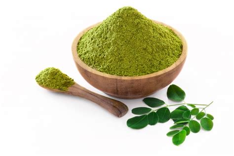 Moringa Polvo N Cuenco De Madera Con Hojas De Moringa Frescas