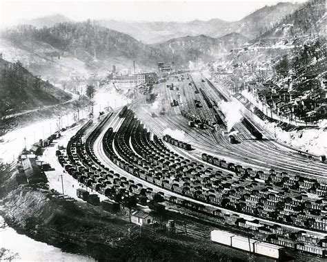 Towns and Nature: Williamson, WV: NS/N&W Roundhouse, Coal Cars and Depot