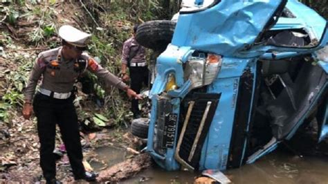 Bus Angkut Rombongan Siswa SD Masuk Jurang Di Samosir 5 Luka Berat