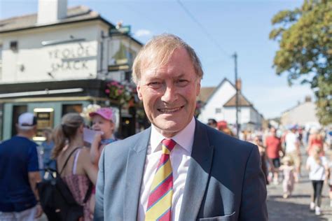 Royaume Uni Le Député Poignardé David Amess Est Mort