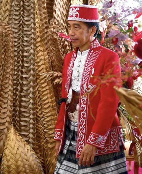 Serba Merah Putih Jokowi Pakai Baju Adat Dolomani Dari Buton Untuk Hut