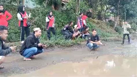 Tak Kunjung Ada Perbaikan Warga Garut Mancing Massal Di Jalan Berlubang