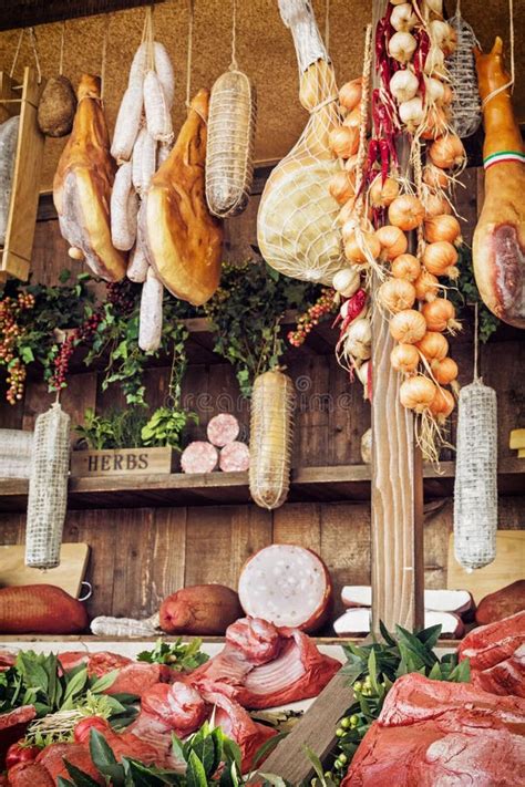 Diversos Productos De Carne En El Mercado De La Comida, Tema De La