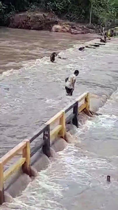 Inundación en Tipuani Captan a un sujeto que se lanza al río y es