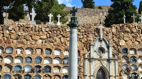 Los Mossos Investigan La Profanaci N De Nichos Del Cementerio De