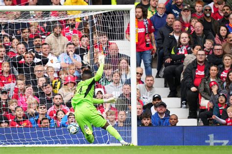 Manchester United Onana Prende Gol Da Centrocampo Con Il Lens