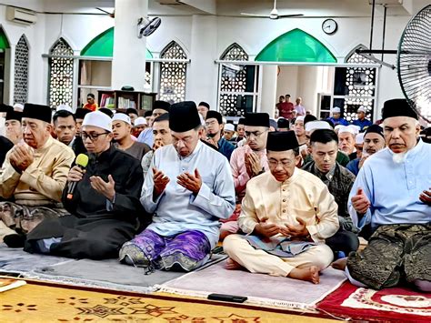 Anwar Bersama Rakyat Makan Tengah Sempena Jamuan Hari Raya Dan Solat