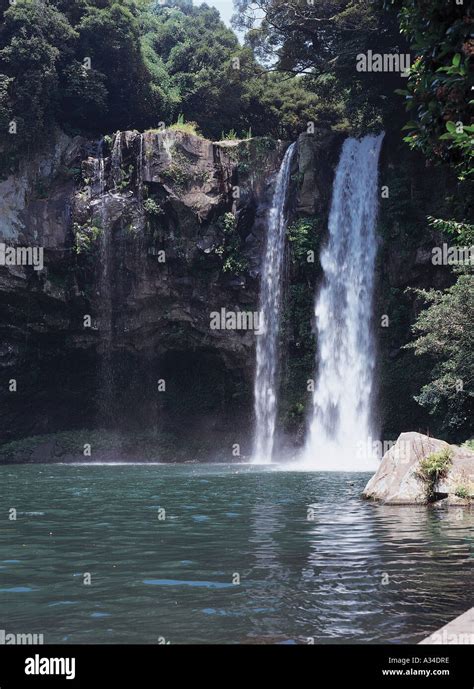 waterfall falling   cliff stock photo alamy