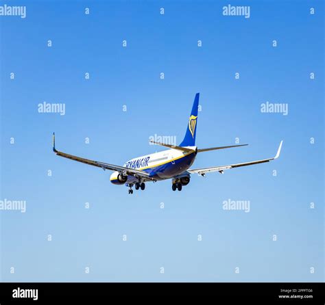 Ryanair Plane Landing Stock Photo - Alamy