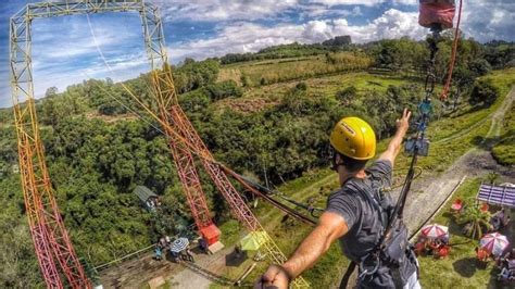 Jovens Ficam Feridas Ap S Queda Em Parque De Divers Es No Interior Do