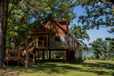 Tree House With A Hot Tub In Arkansas