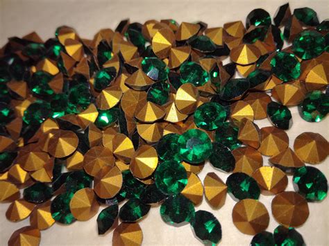 Strasssteine Glitzersteine Optima Machine Cut Chatons Emerald SS31 grün