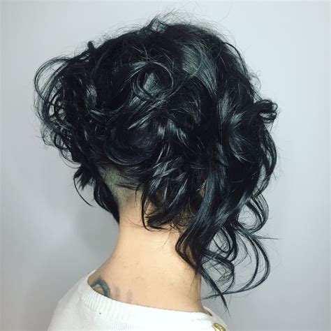 Curly Bob with undercut | Stile di capelli ricci, Capelli, Bellezza dei