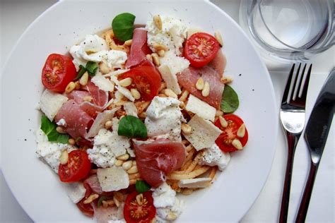 Pasta Met Rode Pesto Mozzarella En Rauwe Ham Jessie S Cuisine