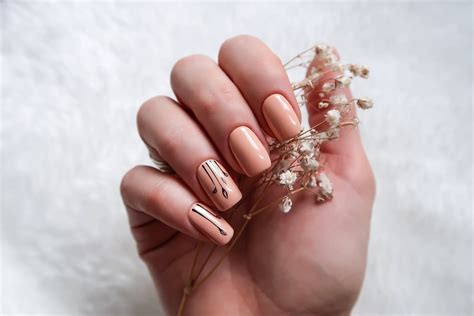 La última tendencia de nail art en casa pasa por utilizar un estampador