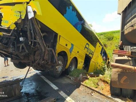 Segunda vítima do acidente entre ônibus e duas carretas morre no