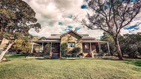 Mudgee luxury accommodation. Choose from 2 luxury homes.