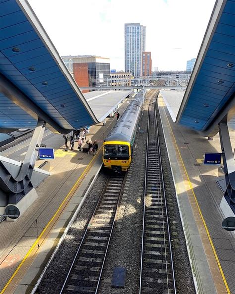 Train In Reading Station Robin Stott Cc By Sa Geograph Britain