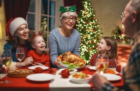 Família celebrando o natal Foto Premium