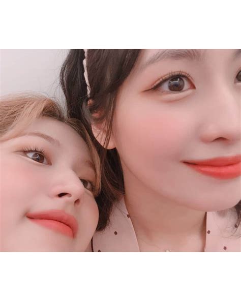 Twiceさんのインスタグラム写真 Twiceinstagram「サングラス姉妹😎😎 내 쌍둥이 젓가락씨 생일 축하해여👭🍥🍜💝