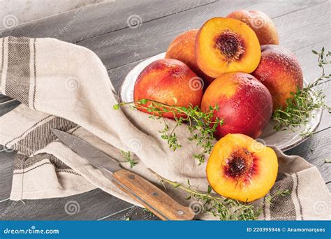 Melocotones Maduros Con Hojas De Tomillo En Un Plato Sobre Una Tabla De