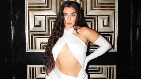 Lauren Jauregui Presume Su Retaguardia Y Curvas En La Playa El Siglo