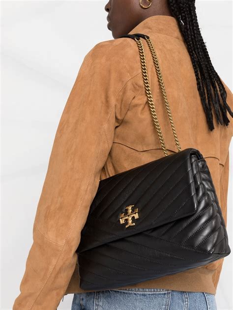 Tory Burch Kira Chevron Convertible Shoulder Bag In Schwarz Modesens