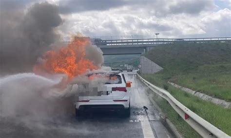 FOTO Incendiu La Un Autoturism Pe Autostrada A10 Sensul Turda Aiud