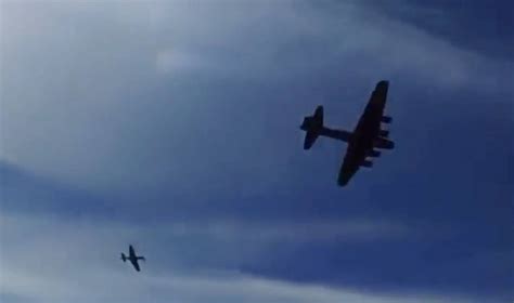 Dos Aviones Se Estrellan En Pleno Vuelo Durante Exhibición Aérea En