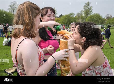 Jesús Verde Cambridge 30 de abril de 2023 Un estudiante bebe una