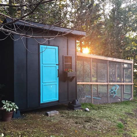 Modern Diy Chicken Coop And Run Love The Black Chicken Coop Design With Board And Batten Siding