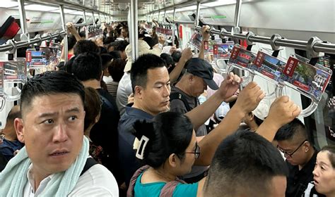 北京地鐵車廂內女乘客被色狼從身後猥褻 衣服沾上不明液體 星島日報