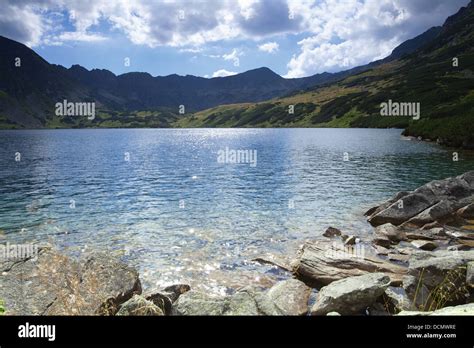 Magnifique paysage de lac de montagne ou dans la vallée de cinq lacs du