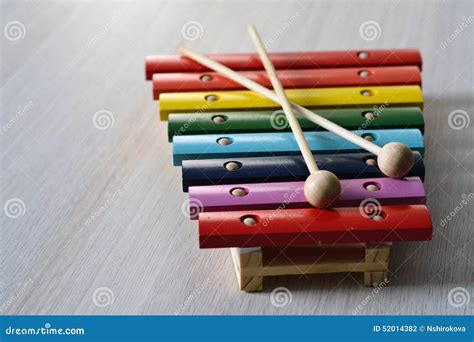 Xilófono De Madera Del Arco Iris Para Los Niños Foto de archivo