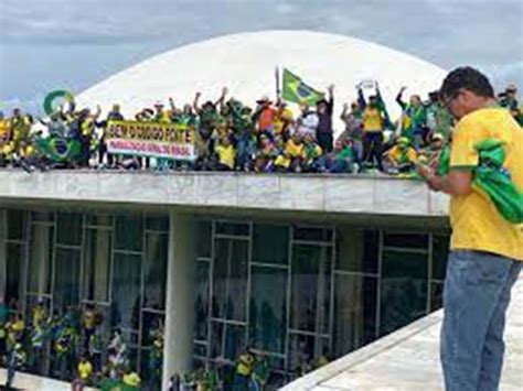 Brasil Tribunal dá três dias para Bolsonaro explicar decreto de golpe