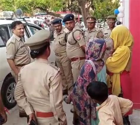 पीडितः के घर दबिश देकर हत्यारापियों को पकडवाने का पुलिस ने बनाया दबाव