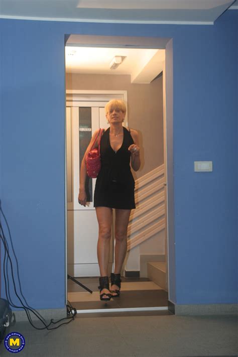 Stunning Voluptuous Mature Women Strip And Pose Naked At The Spa Coedcherry