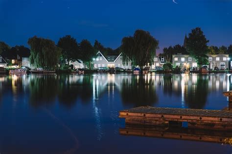 Um Lago Casas E Um Cais Uma Casa Ao Fundo Foto Premium