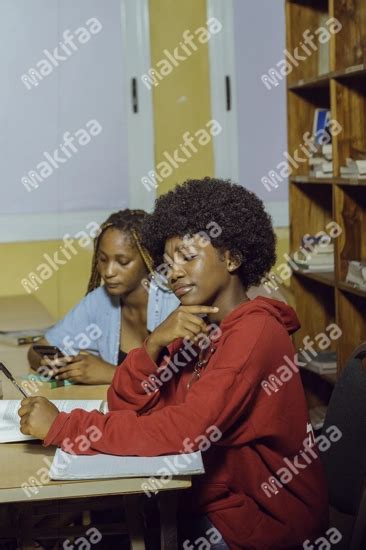 Deux Tudiantes Assise Dans La Biblioth Que Banque D Images