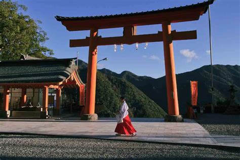 A Brief History of Shinto: From Myth to Modern Practice – YouGoJapan