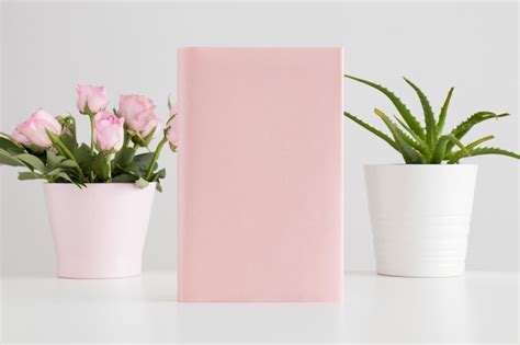 Maqueta De Libro Rosa Con Plantas Suculentas Y Rosas Rosadas En Una