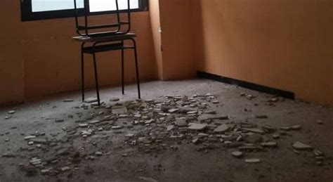 Crolla Il Soffitto A Scuola Feriti Due Enni Travolti Dai Calcinacci