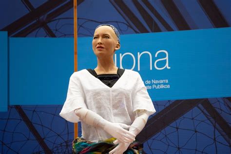 Más De 500 Personas Se Congregan En La Upna Para Ver A Sophia La Robot