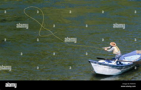 Un Pescador Solitario En Un Barco A La Deriva Como Visto Desde Arriba