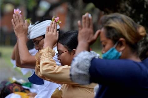 FOTO Umat Hindu Bali Sembahyang Hari Pagerwesi Chatnews Indonesia