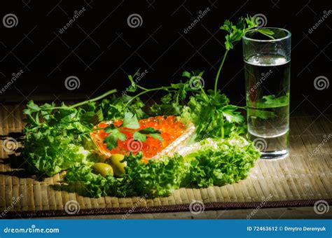 Wodka Met Rode Kaviaar Stock Foto Image Of Alcohol Gevormd