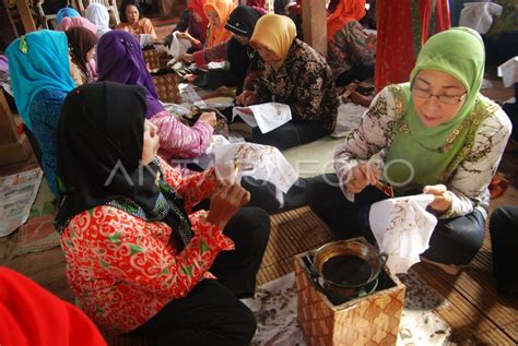 GURU SD BELAJAR MEMBATIK ANTARA Foto