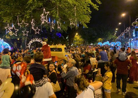 Chegada Do Papai Noel Abre Natal E Encanta Fam Lias Na Pra A Nereu