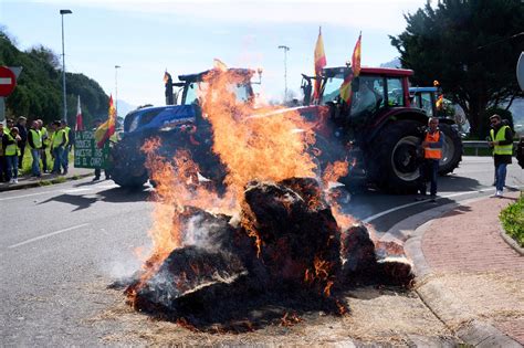 Fotogaler A Los Cortes De Carreteras Provocados Por Las Protestas De