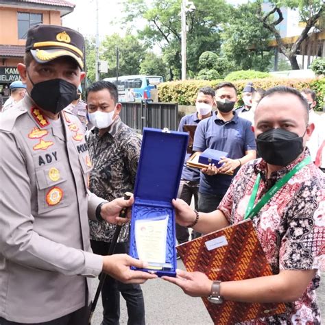 Kepolisian Resor Metro Jakarta Barat Beri Penghargaan Pada Anggota Yang